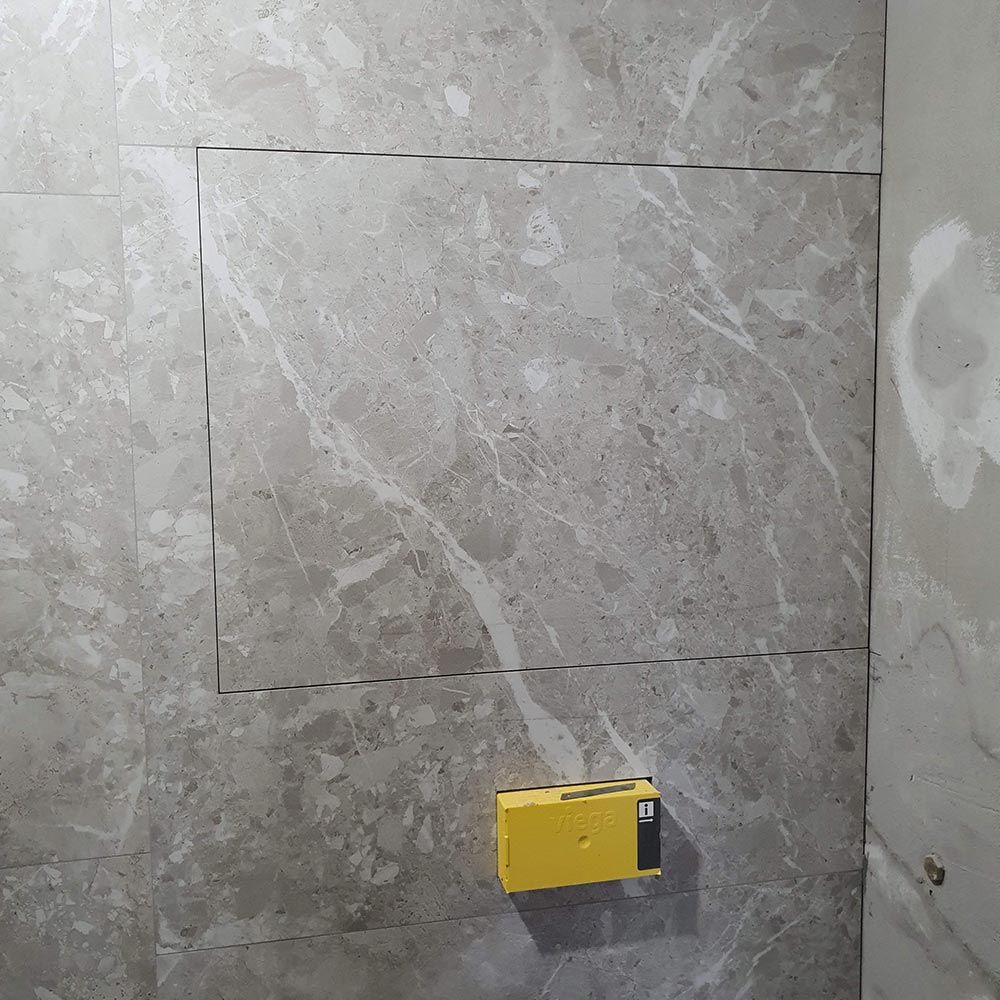 Люк под плитку Мега Алюм 2.0 в закрытом положении, облицован плиткой